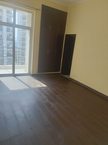 Room in 2 BHK Apartment at Supertech Cape Town, Sector 74 – for Sale