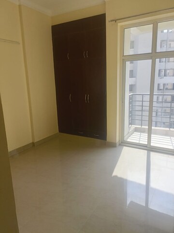 Room in 2 BHK Apartment at Supertech Cape Town, Sector 74 – for Sale
