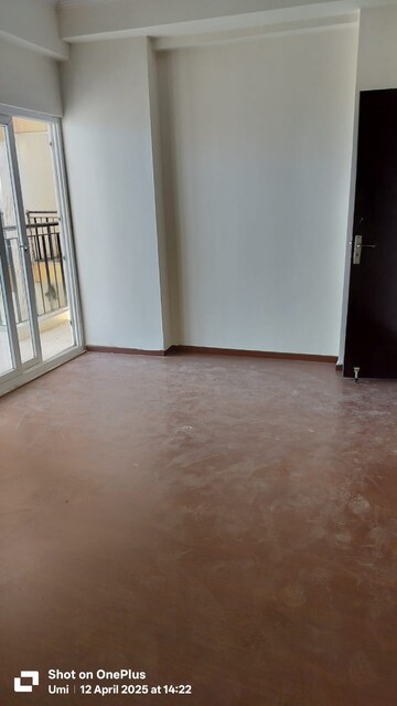 Room in 3 BHK Apartment at Amrapali Centurian Park, Tech Zone 4 Greater Noida – for Rent