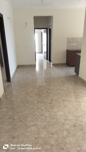 Room in 3 BHK Apartment at Amrapali Centurian Park, Tech Zone 4 Greater Noida – for Rent