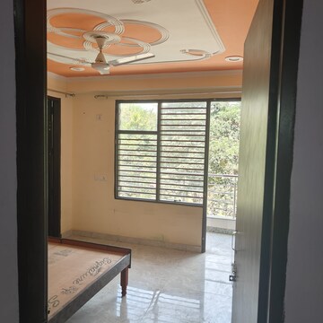 Room in 3.5 BHK Builder Floor at Sector 52 – for Rent