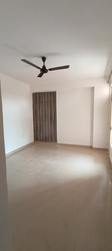 Room in 2.5 BHK Apartment at Supertech Cape Town, Sector 74 – for Sale