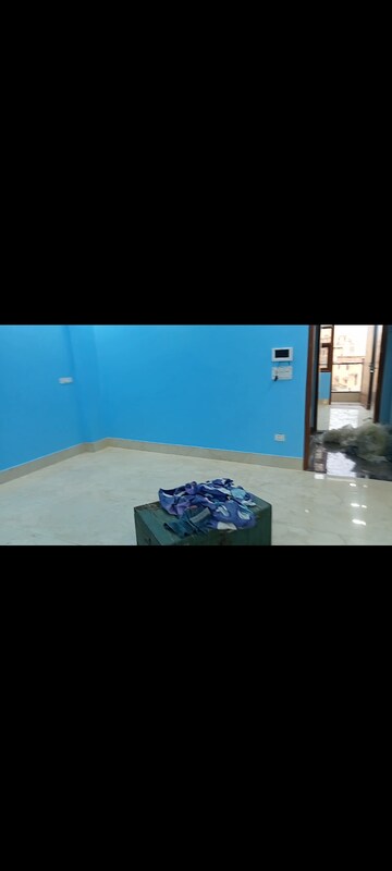 Room in 1 BHK Builder Floor at Vijay Enclave – for Rent