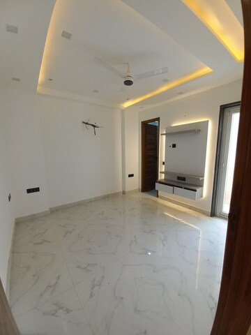 Room in 3 BHK Apartment at Puri Kohinoor, Sector 89 – for Rent
