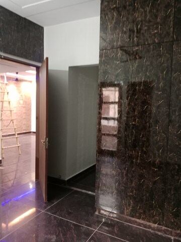 Room in 2.5 BHK Builder Floor at Sector 17 – for Rent