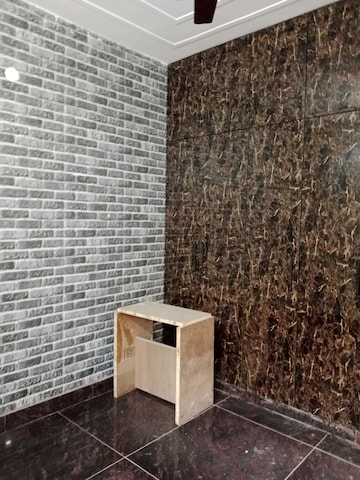 Room in 2.5 BHK Builder Floor at Sector 17 – for Rent