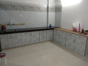 Room in 4 BHK Apartment at Naranpura – for Rent