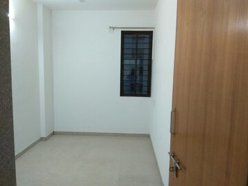Room in 4 BHK Apartment at Naranpura – for Rent