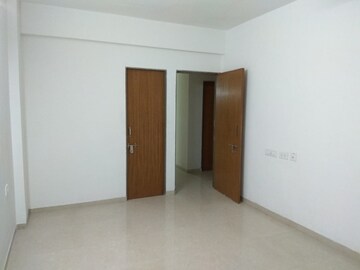 Room in 4 BHK Apartment at Naranpura – for Rent