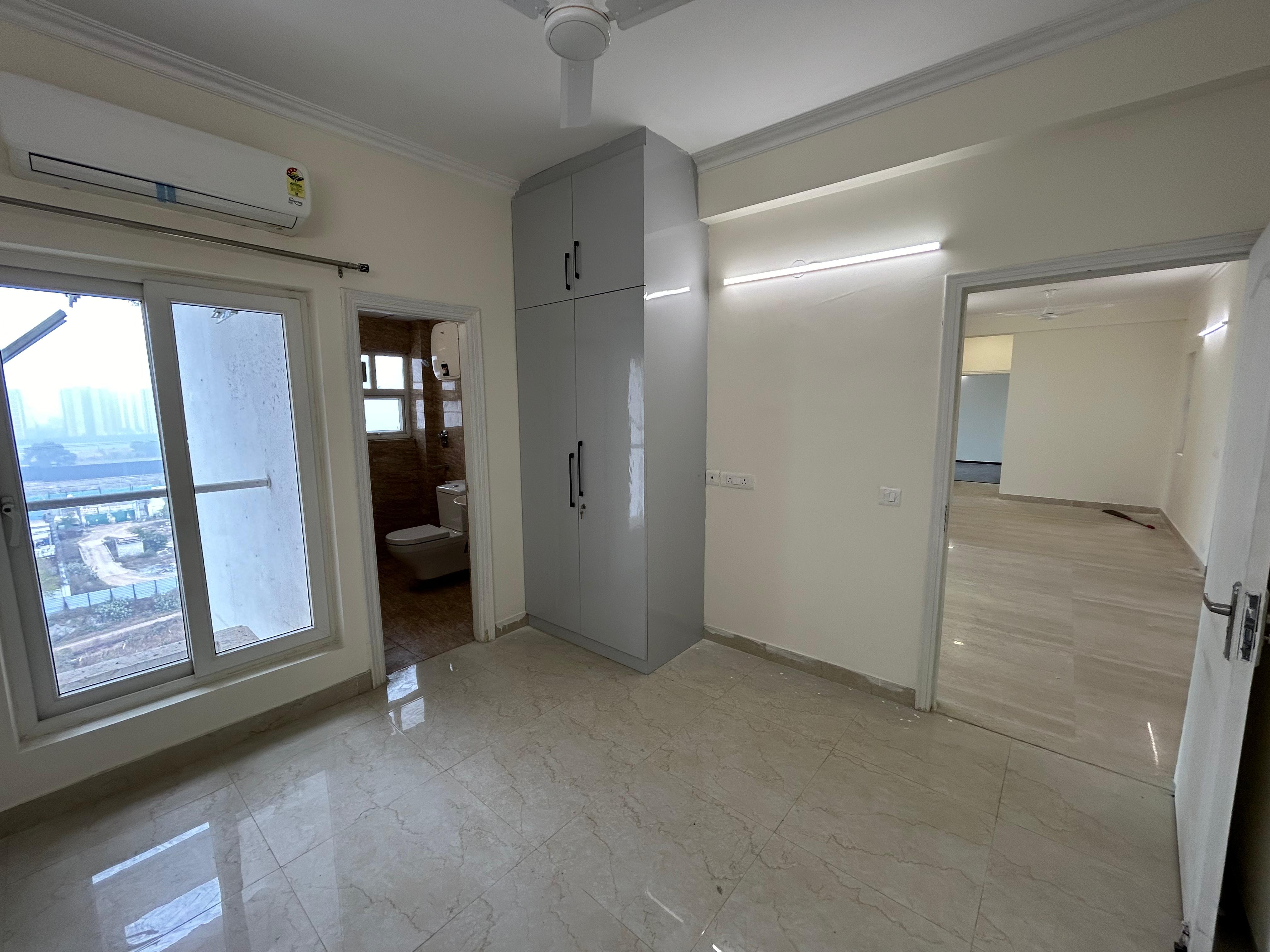 3.5 BHK + Servant Room Apartment For Rent in Shree Vardhman Victoria
