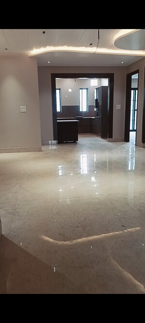 Room in 4 BHK Builder Floor at Sector 85 – for Sale