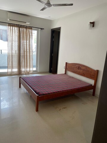 Bedroom in 4 BHK Apartment at DLF Royale Residences, Dlf Phase I – for Rent