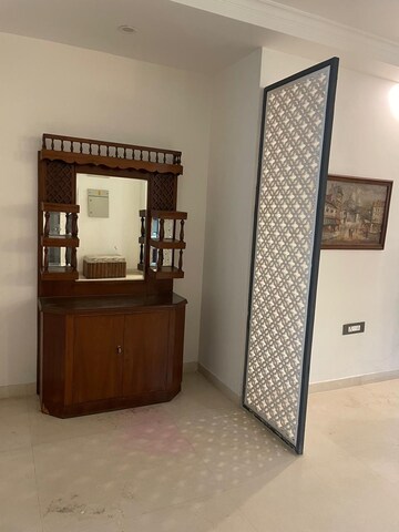 Room in 4 BHK Apartment at DLF Royale Residences, Dlf Phase I – for Rent