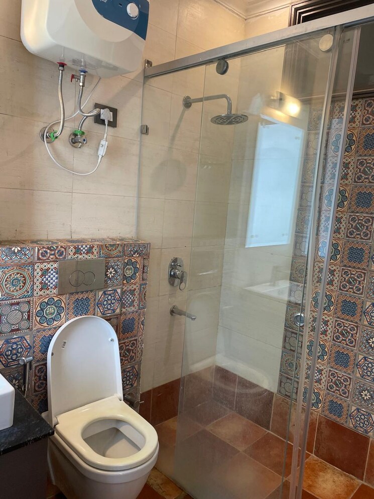 Bathroom, dlf-royale-residences 4 Bedroom 1800 Sq.Ft. Apartment In Dlf Phase I Gurgaon 8797063