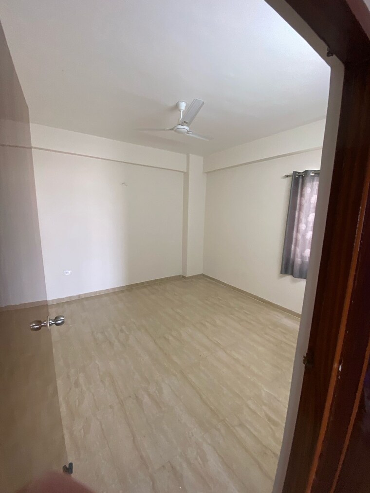 Room, sector 11 4 Bedroom 500 Sq.Yd. Builder Floor In Sector 11 Faridabad 8797135