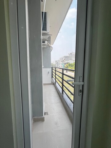 Building Lobby in 3 BHK Builder Floor at SS Mayfield Gardens, Sector 51 – for Rent