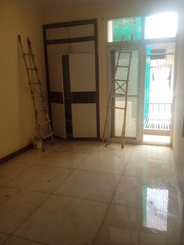 Room in 5 BHK Villa at Amrapali Leisure Valley, Tech Zone 4 Greater Noida – for Sale