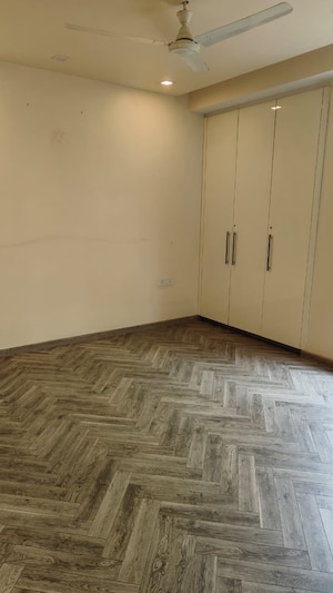 Room in 3 BHK Builder Floor at Sarvapriya Vihar – for Sale