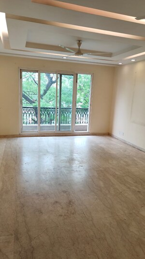 Room in 3 BHK Builder Floor at Sarvapriya Vihar – for Sale