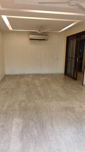 Room in 3 BHK Builder Floor at Sarvapriya Vihar – for Sale