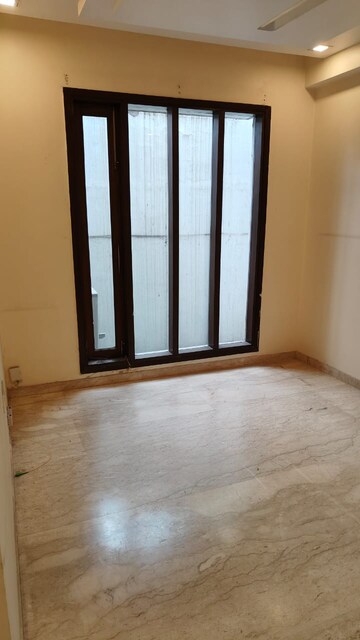 Room in 3 BHK Builder Floor at Sarvapriya Vihar – for Rent
