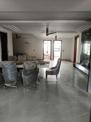 Parking in 4 BHK Builder Floor at Sector 85 – for Sale