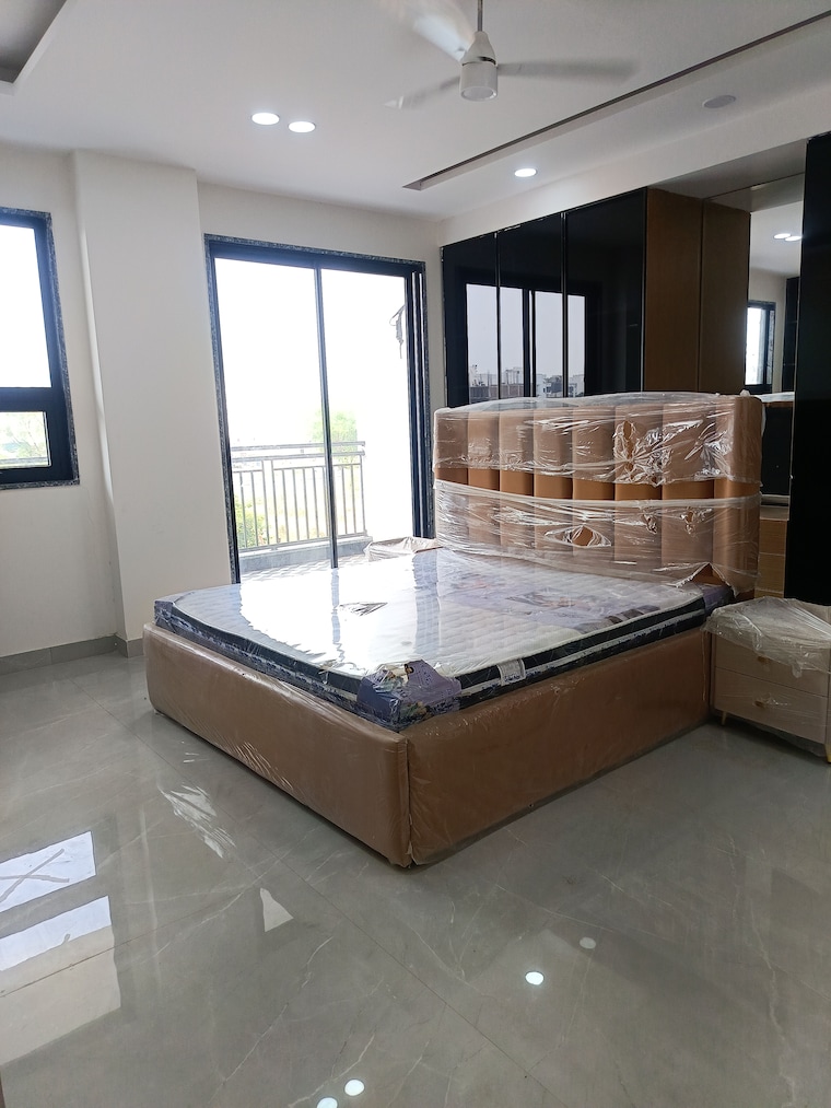 Room, sector 85 4 Bedroom 350 Sq.Yd. Builder Floor In Sector 85 Faridabad 8797381