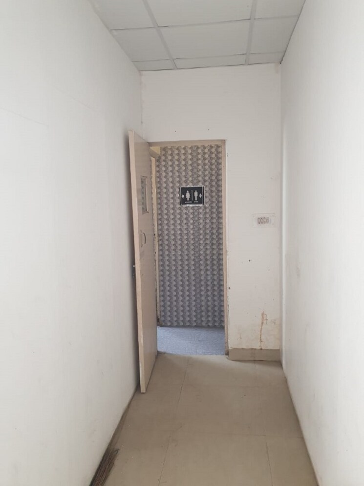 Room, sector 63 Commercial Office Space 2700 Sq.Ft. In Sector 63 Noida 8797344