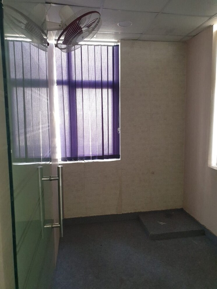 Room, sector 63 Commercial Office Space 2700 Sq.Ft. In Sector 63 Noida 8797344