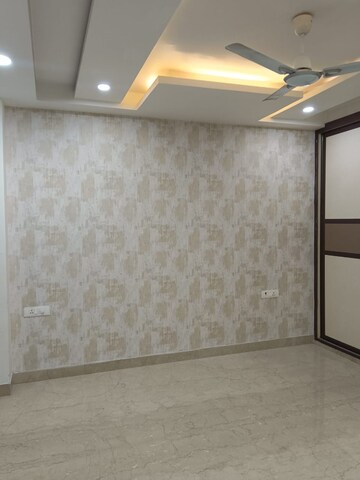 Room in 3 BHK Apartment at DLF Atria, Dlf Phase ii – for Rent