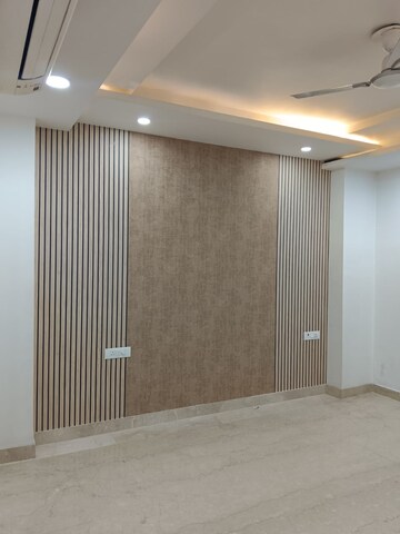 Room in 3 BHK Apartment at DLF Atria, Dlf Phase ii – for Rent