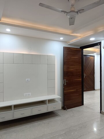 Room in 3 BHK Apartment at DLF Atria, Dlf Phase ii – for Rent