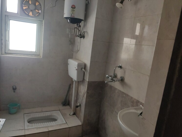 Bathroom, aims-golf-city 3.5 Bedroom 1550 Sq.Ft. Apartment In Sector 75 Noida 8797502