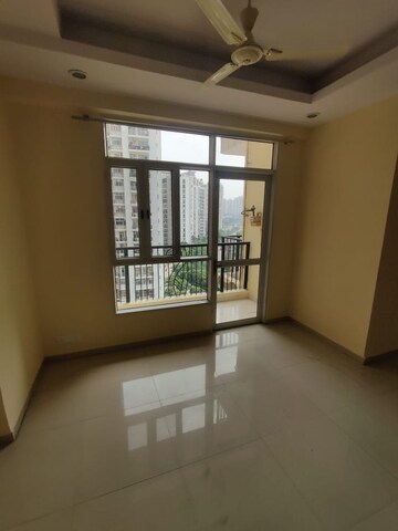Room in 3.5 BHK Apartment at Prateek Wisteria, Sector 77 – for Sale