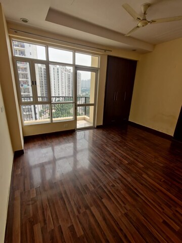 Room in 3.5 BHK Apartment at Prateek Wisteria, Sector 77 – for Sale