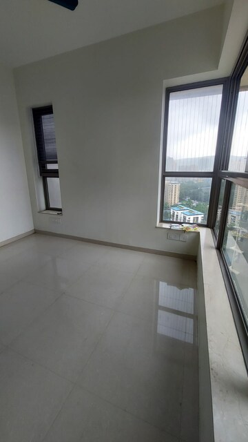 Room in 2 BHK Apartment at Kalpataru Paramount, Kapur Bawdi – for Rent