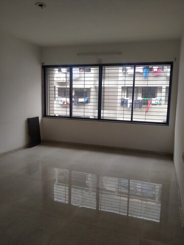 Room in 4 BHK Apartment at Althan – for Rent