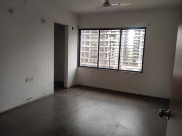 Room in 4 BHK Apartment at Althan – for Rent