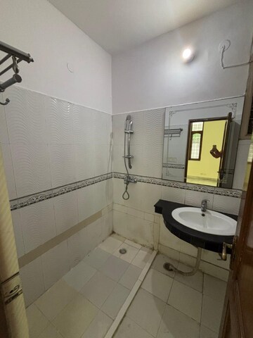 Bathroom in 3 BHK Apartment at Saurabh Niwas, Sector 40 – for Rent