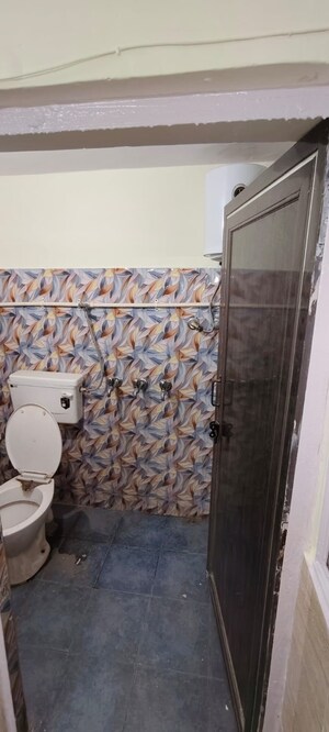 Furnished Amenities in  Showroom at Lajpat Nagar 4 – for Sale