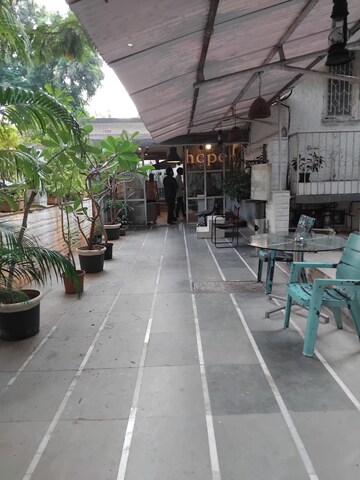  Showroom For Rent in Bandra West