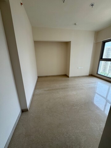 Room in 3 BHK Apartment at Piramal Vaikunth, Balkum Pada – for Rent