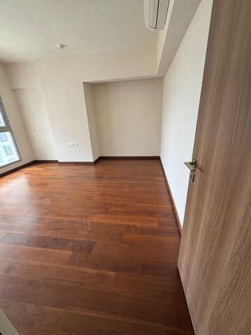 Room in 3 BHK Apartment at Piramal Vaikunth, Balkum Pada – for Rent