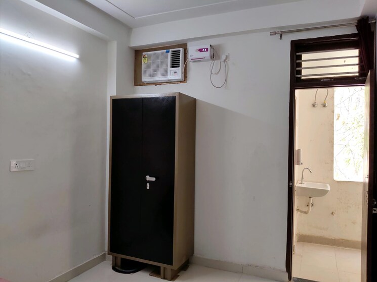 Room, sector 69 3 Bedroom 1400 Sq.Ft. Builder Floor In Sector 69 Gurgaon 8798348