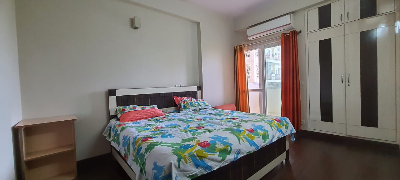 2 BHK + Extra Room Apartment For Rent in Mahagun Moderne