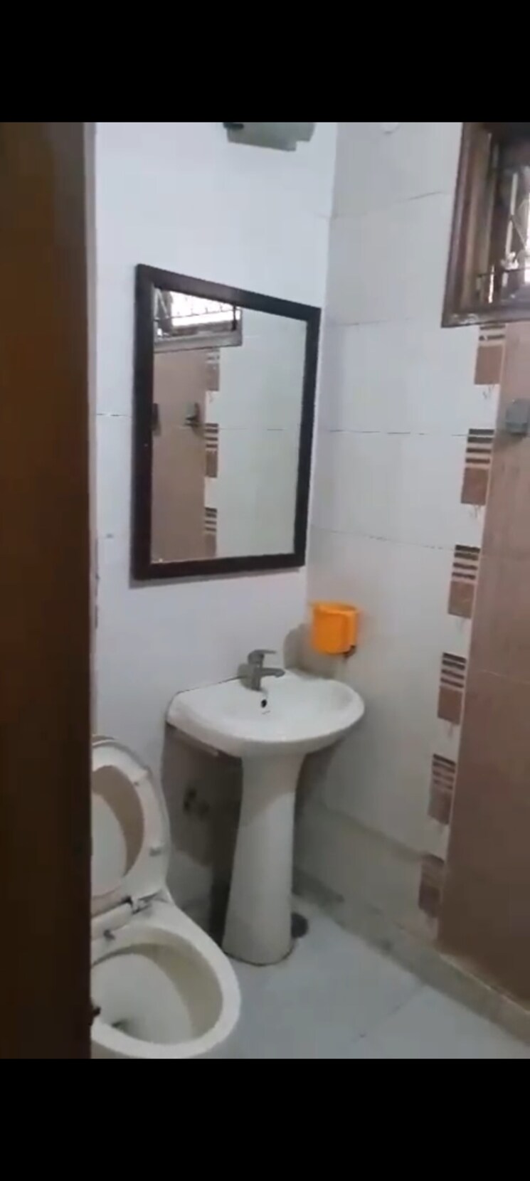 Bathroom, lajpat nagar i 2 Bedroom 900 Sq.Ft. Builder Floor In Lajpat Nagar I Delhi 8798681