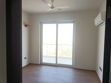 Room in 3 BHK Apartment at Dhoot Time Residency, Sector 63 – for Rent