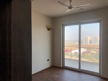Room in 3 BHK Apartment at Dhoot Time Residency, Sector 63 – for Rent