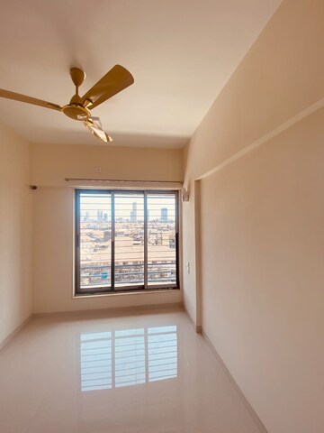 Room in 3 BHK Apartment at Sheth Vasant Oasis, Andheri East – for Rent