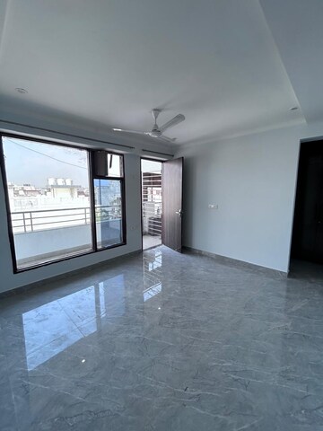 Room in 3 BHK Builder Floor at Spazedge, Sector 47 – for Rent